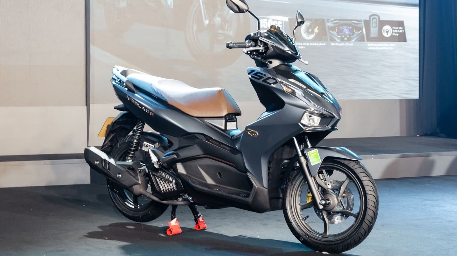 Honda Air-Blade 160 in black color